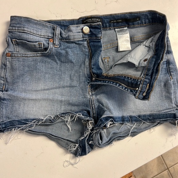 Banana Republic light blue premium denim mid-rise jean shorts - Picture 2 of 9